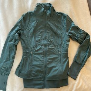 Lululemon fitted zip up jacket size 6, worn once.